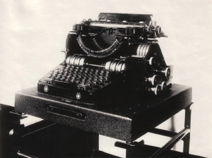 Typical Enigma B mounted on supporting table. Photo courtesy FRA [1].