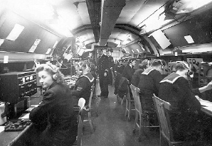 AR-88 in use in the Naval Wireless Transmission room of the Underground Headquarters during WWII. Reproduced here by kind permission from Bob Hunt [5].