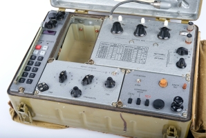 Controls on the R-394K spy radio